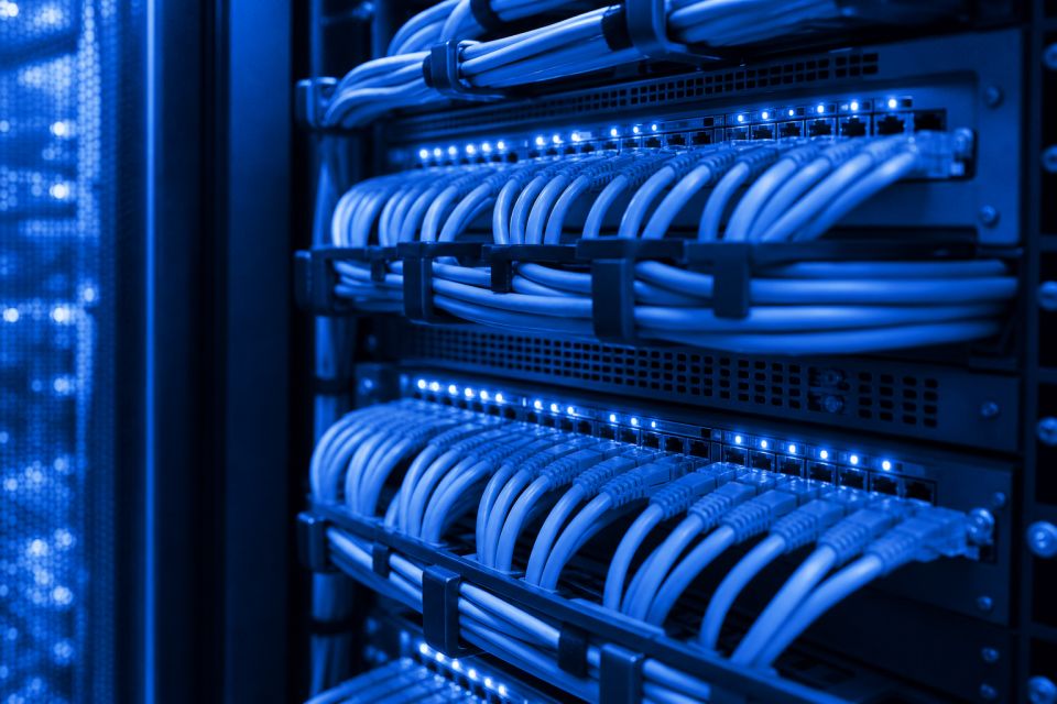 Server VPS HOSTGATE — patch panel cu cabluri de rețea în rack