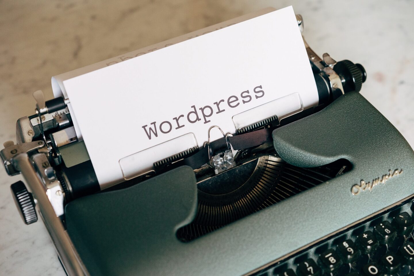 Cele 8 pluginuri WordPress esențiale pentru orice site nou